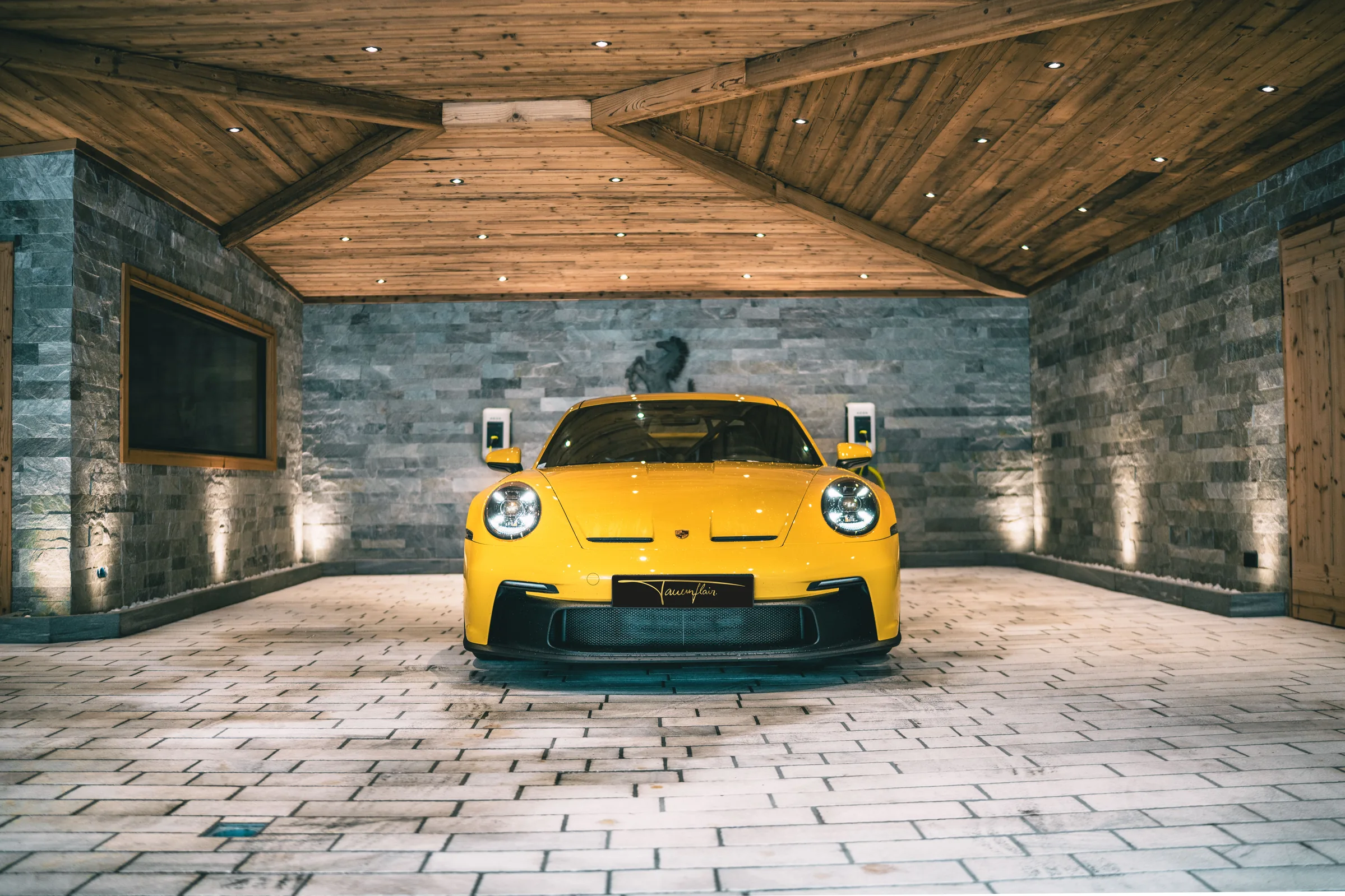 Porsche in der Garage — Automotive-Fotografie von Pixel-Forge