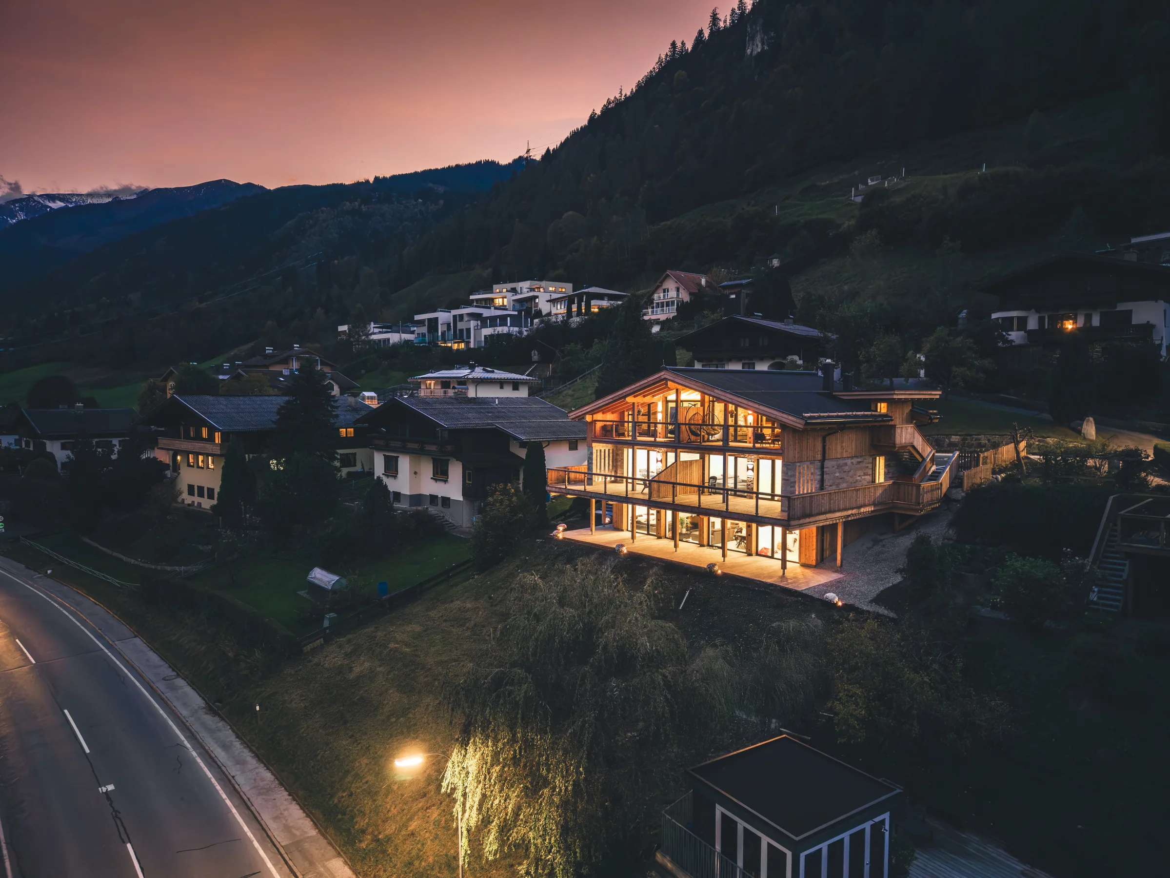 Immobilien-Luftaufnahme bei Nacht — Pixel-Forge